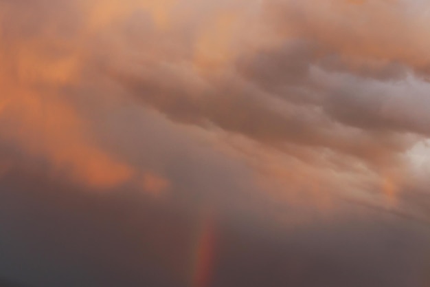 Arcobaleno Cielo drammatico verso il tramonto Sfondo del cielo