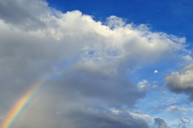 Arcobaleno cielo e luna