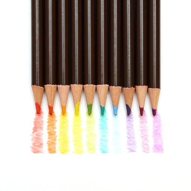Arcobaleno colorato disegno con matite isolato su bianco