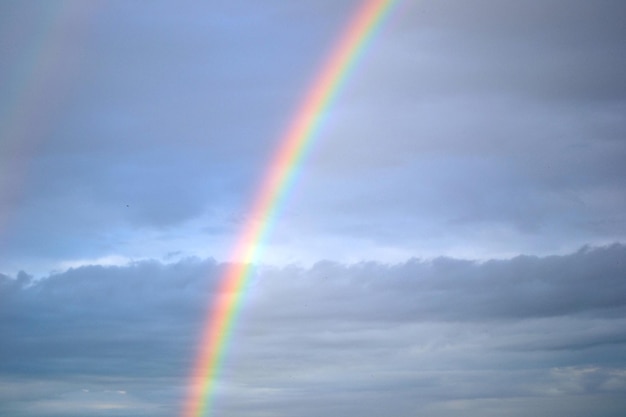 Arcobaleno colorato sul primo piano del cielo