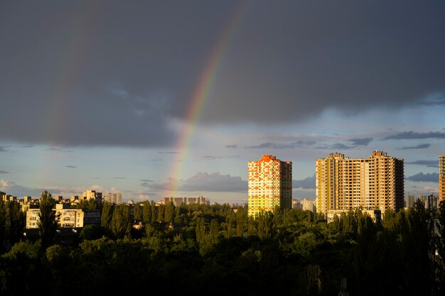 Arcobaleno colorato sulla città. Bellissimo arcobaleno al tramonto