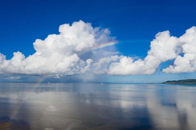 Arcobaleno con bel sole e cielo