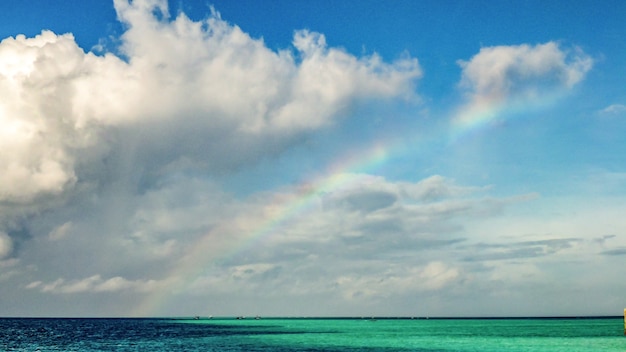 Arcobaleno con mare di perle alle Maldive.