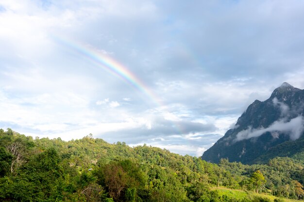 arcobaleno con vista sulle montagne