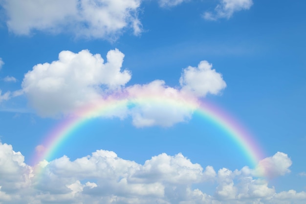 Arcobaleno del cielo naturale con cielo blu e nuvole bianche