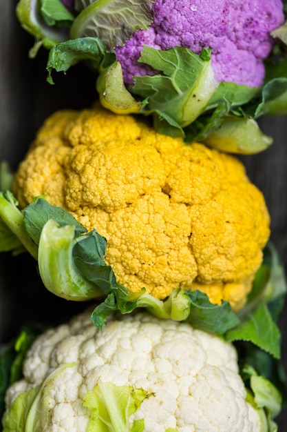 Arcobaleno di cavolfiore biologico del mercato locale.