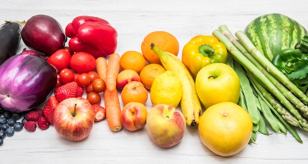 arcobaleno di frutta e verdura su legno