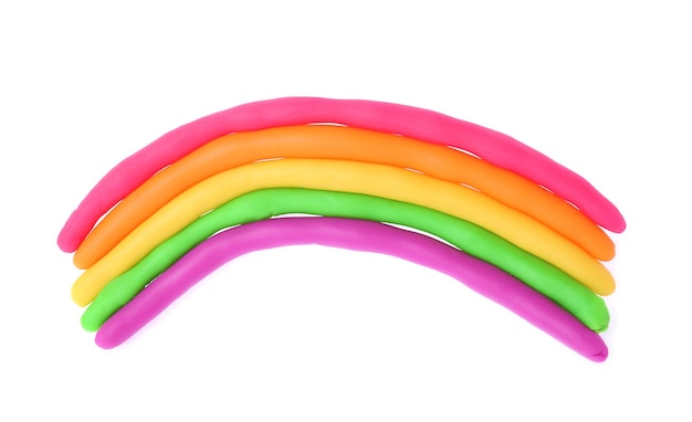 Arcobaleno di plastilina su sfondo bianco