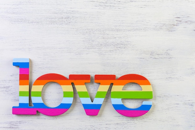 Arcobaleno Gay Pride amore segno su uno sfondo di legno.