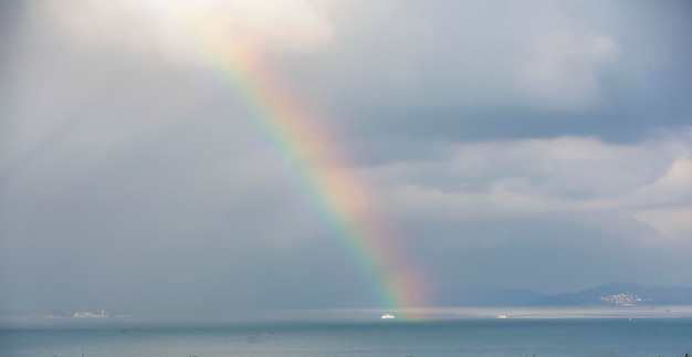 Arcobaleno in una zona rurale