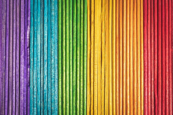 Foto arcobaleno multicolore fatto di bastoncini di legno