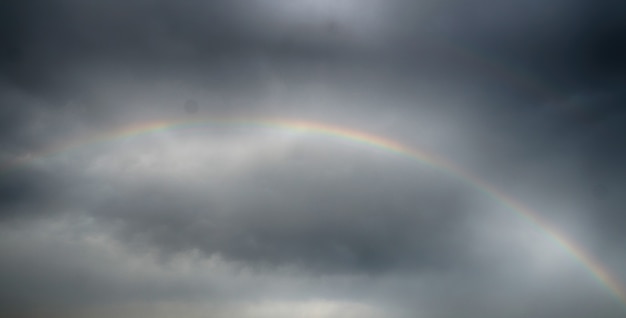 Arcobaleno nel cielo scuro HDR