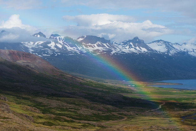 Arcobaleno nelle montagne dell'Islanda