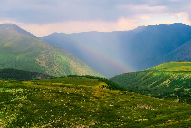 Arcobaleno pittoresco in montagna