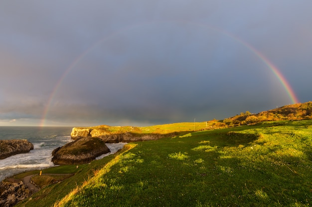 Arcobaleno sopra la costa di Cue