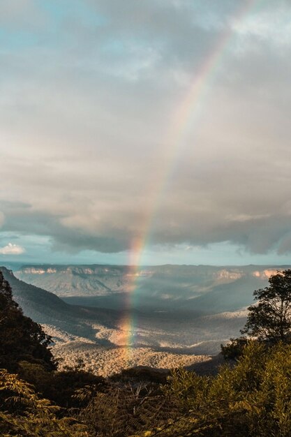 Arcobaleno sopra una montagna verde