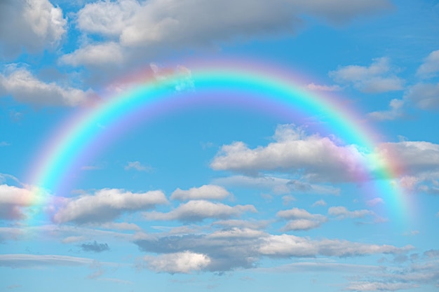 Arcobaleno Splendido cielo blu arcobaleno grandi soffici nuvole con un gigantesco arcobaleno ad arco contro il bellissimo cielo blu estivo con spazio per la copia dei messaggi