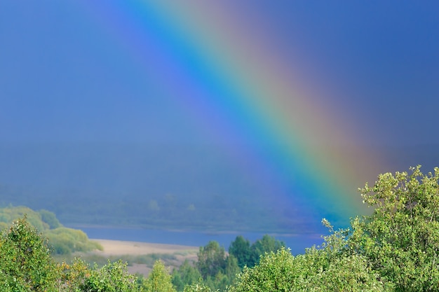 Arcobaleno su uno sfondo di cielo azzurro