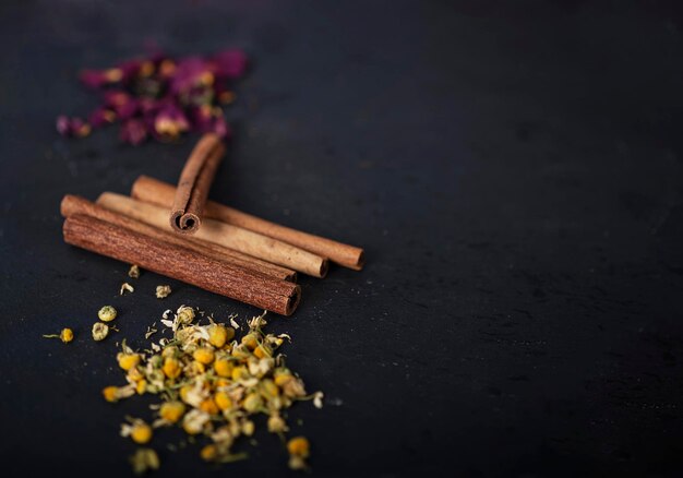 ardesia con testo spaziato con fiore e pianta