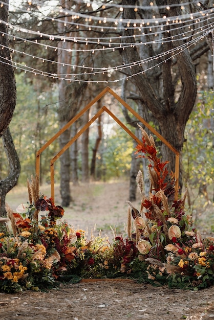 Area cerimonia di nozze con fiori secchi in un prato in una foresta di pini marroni