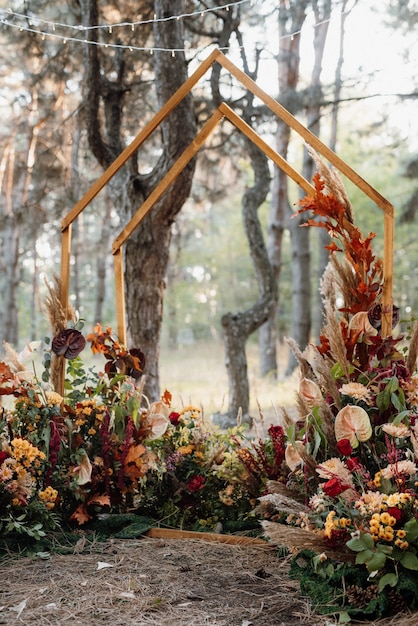 Area cerimonia di nozze con fiori secchi in un prato in una foresta di pini marroni