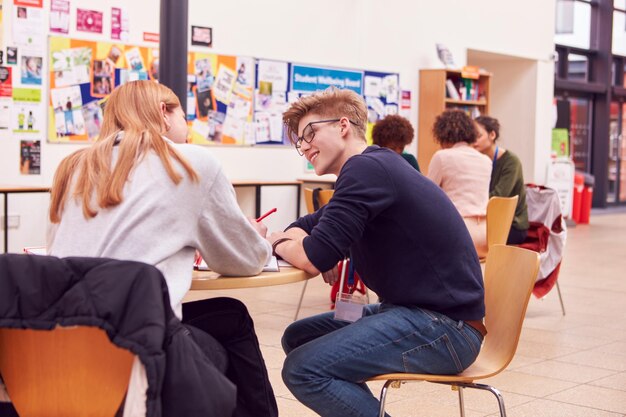 Area comune del vivace campus universitario con studenti che lavorano ai tavoli