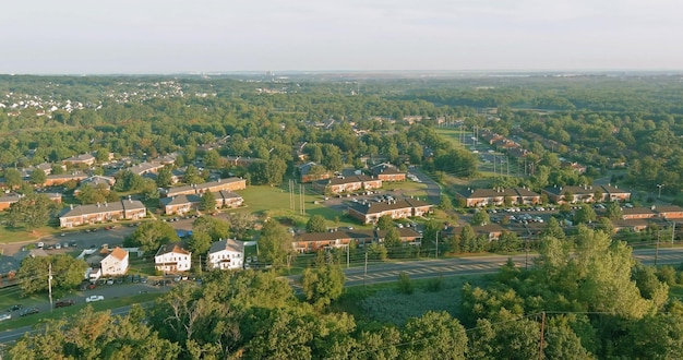 Area del complesso di sviluppo della casa di vista aerea della piccola città a East Brunswick New Jersey USA