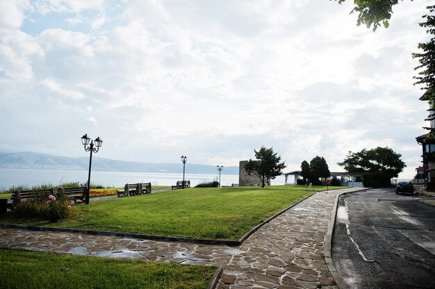 Area del parco e passeggiata in città Nesebar, Bulgaria.