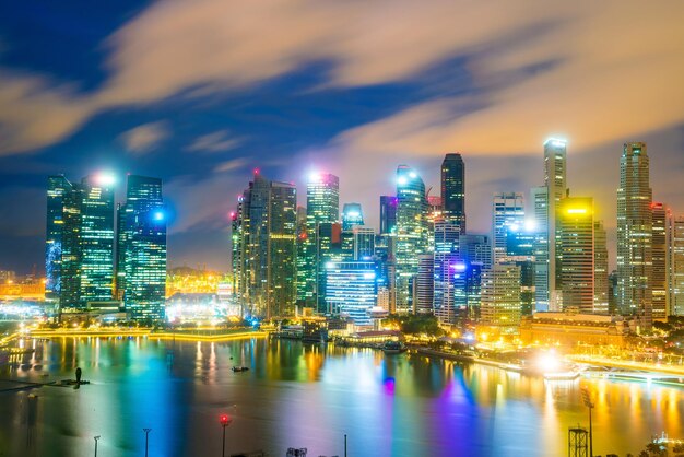 Area della baia dello skyline del centro di Singapore al crepuscolo