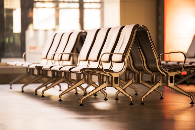 Area di attesa vuota del terminal dell'aeroporto con le sedie