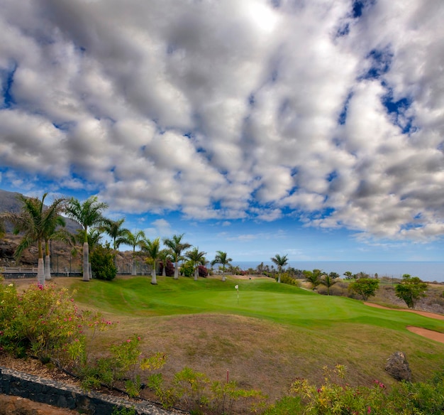Area di erba verde nel golf resort di Buenavista del Norte, Tenerife, Isole Canarie..