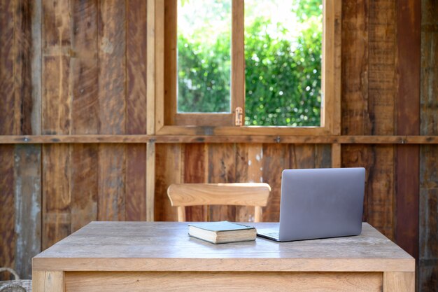 Area di lavoro con computer portatile sul tavolo scrivania in legno.