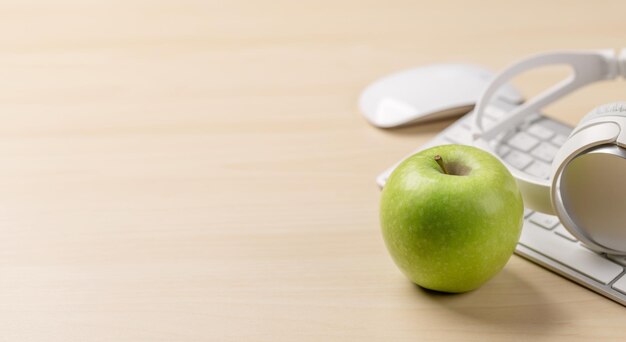 Area di lavoro con mouse e cuffie con tastiera Apple sulla scrivania