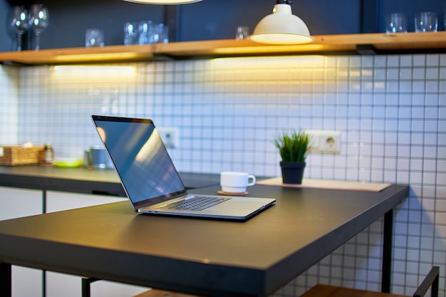 Area di lavoro confortevole per il lavoro online a distanza in un moderno loft interno