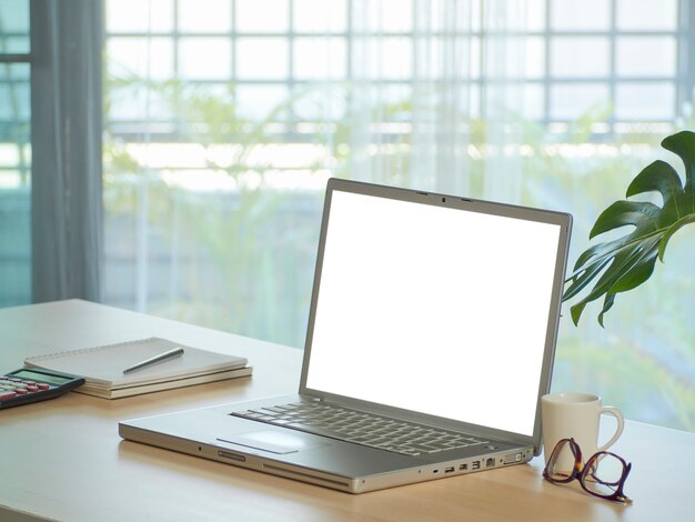 Area di lavoro del Ministero degli Interni con il computer portatile sul tavolo a casa