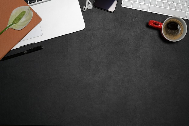 Area di lavoro dell'ufficio con computer e forniture