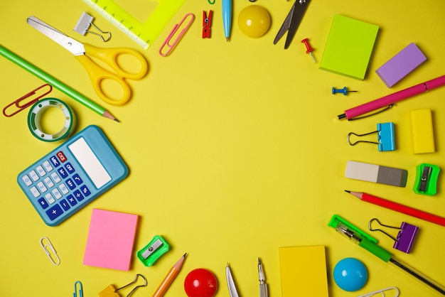 Area di lavoro della scuola o dell'ufficio con forniture colorate a forma di cerchio con spazio