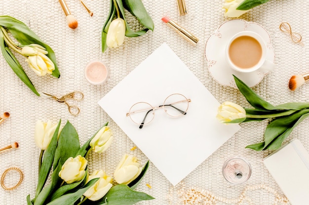 Area di lavoro femminile per l'ufficio domestico con accessori dorati per appunti da donna fiori di tulipano gialli