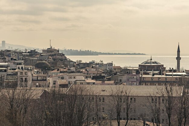 Area Fatih di Istanbul vista dalle vecchie case sul tetto e vista sul Bosforo a Fatih Istanbul