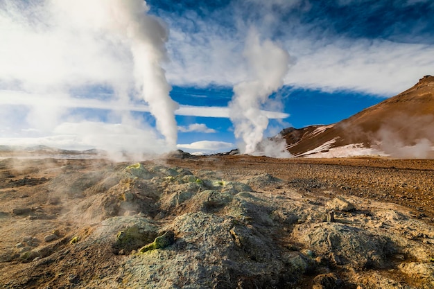 Area geotermica di Namafjall Hverir in Islanda Splendido paesaggio della valle dello zolfo con fumarole fumanti e cielo nuvoloso blu sullo sfondo del viaggio attrazione turistica