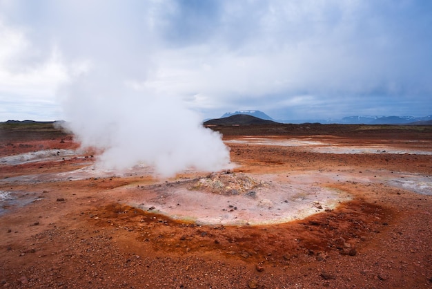 Area geotermica Hverir con eruzioni di vapore Islanda Europa