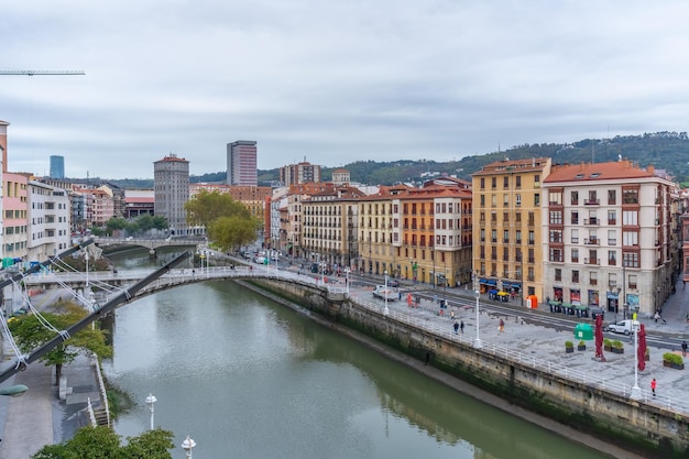 Area lungo il fiume vicino al fiume Nervion nella città di Bilbao nel Paese Basco di Vizcaya