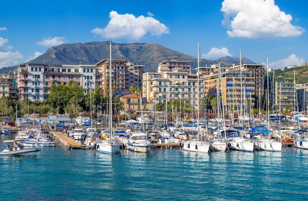 Area Marina e Yacht Club a Salerno, punto di partenza per i tour del fossato di Positano e della Costiera Amalfitana