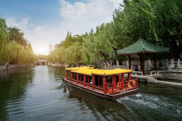 Area panoramica del giardino cinese del lago Jinan Daming