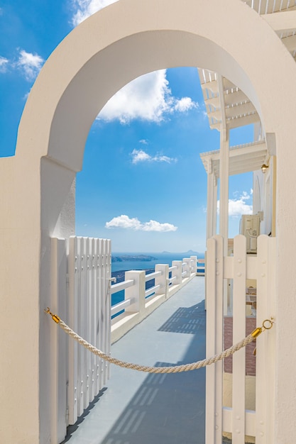 Area privata, porta d'ingresso bianca e vista cielo blu. Architettura bianca sull'isola di Santorini, Grecia