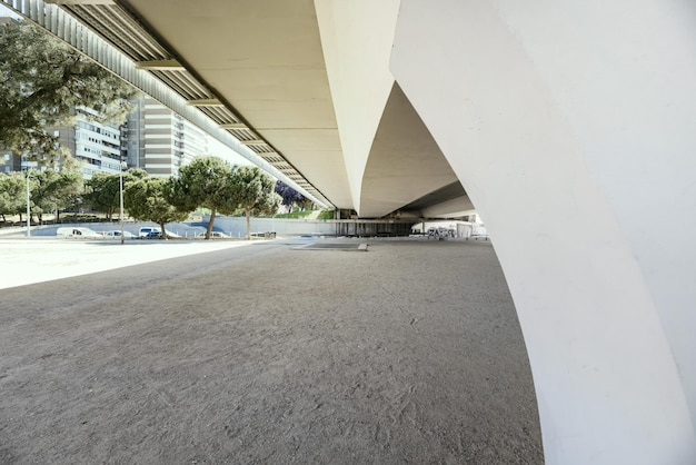 Area ricreativa con fondo sabbioso nella parte inferiore di un ponte