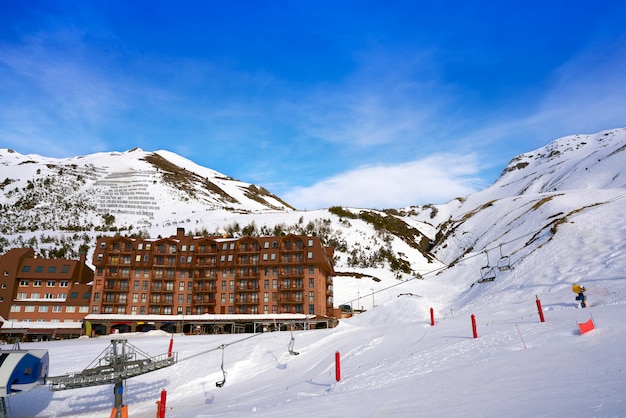 Area sciistica di Astun a Huesca su Pirenei Spagna