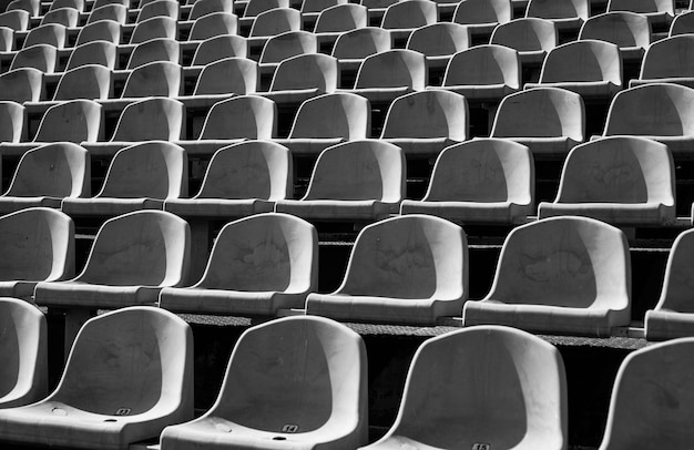 Arena all'aperto vuota concetto di fan sedie per il pubblico ambiente culturale concetto colore e simmetria sedili vuoti moderno stadio tribune blu sedili della tribuna sullo stadio sportivo