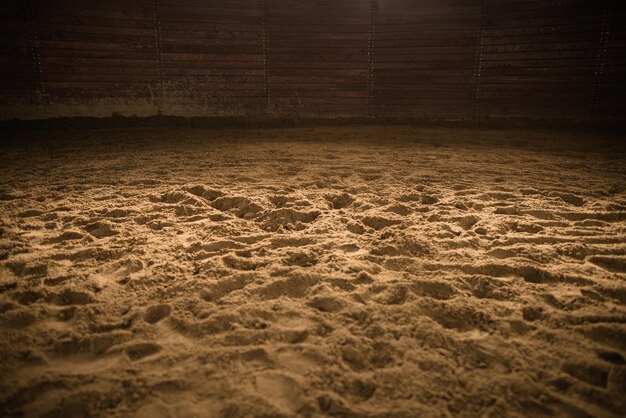 Arena di equitazione sabbiosa con punto di luce nel mezzo Rodeo Fotografia di sfondo