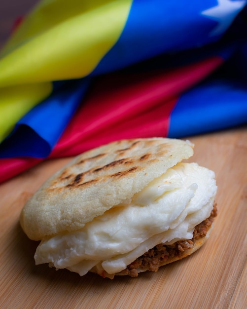 Arepa venezuelana con guayanes e manzo